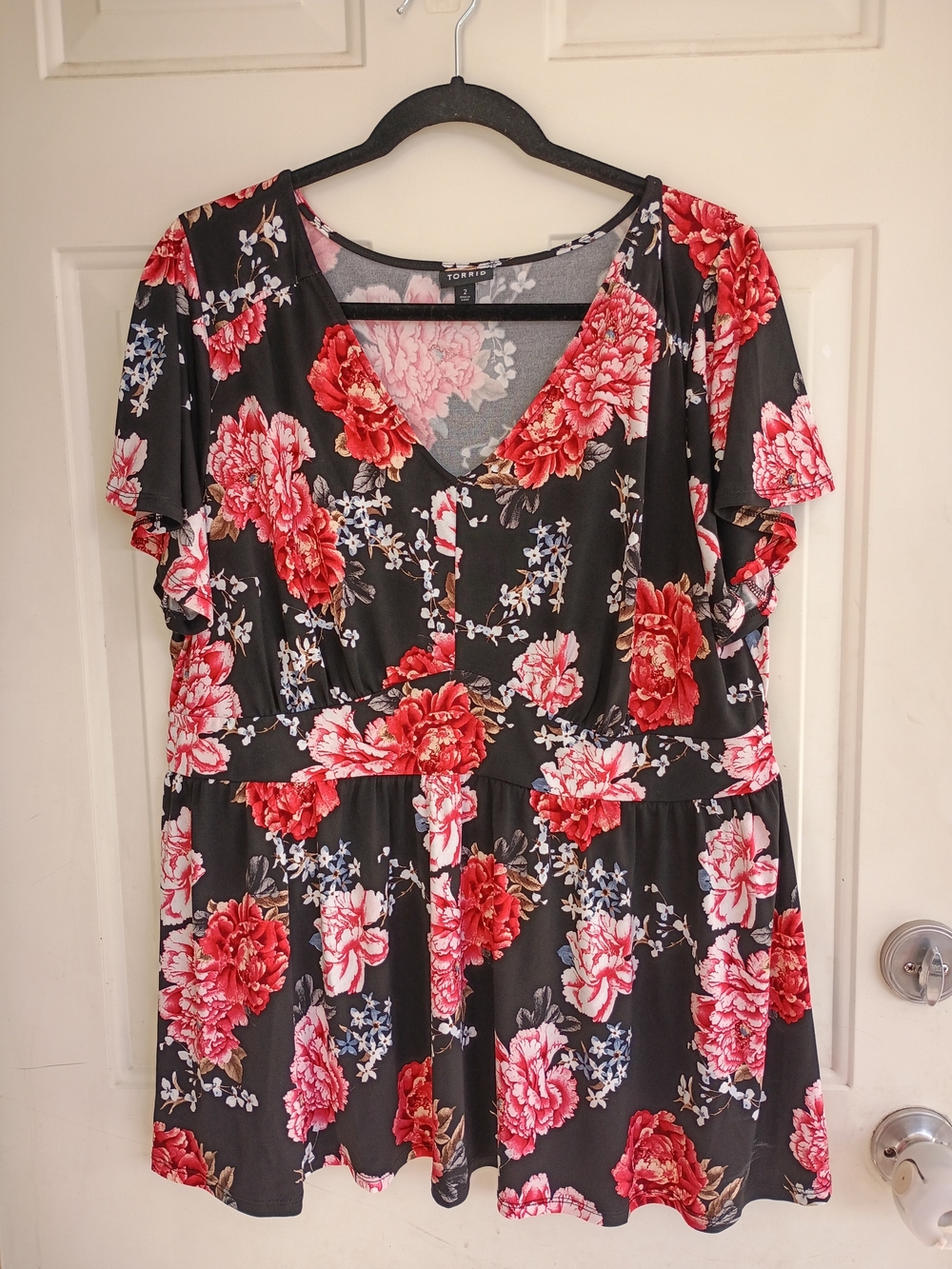Torrid Black/Red Floral V-Neck Short Sleeve Peplum Blouse Size 2